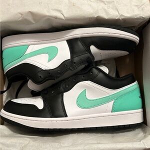 LIKE NEW. Jordan 1 Glow-12M